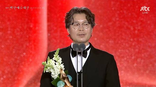 Yoo Jaemyung (The Land of Hapiness) menang Best supporting Actor (Film) di 61st BAeksang Arts Award

Yoo Jaemyung bilang kalau rasanya baru kemarin dia berbagi minuman dengan Jo Jungsuk dan mendiang Lee Sunkyun. yang rasanya sudah seperti saudaranya sendiri. Bareng staff dan para