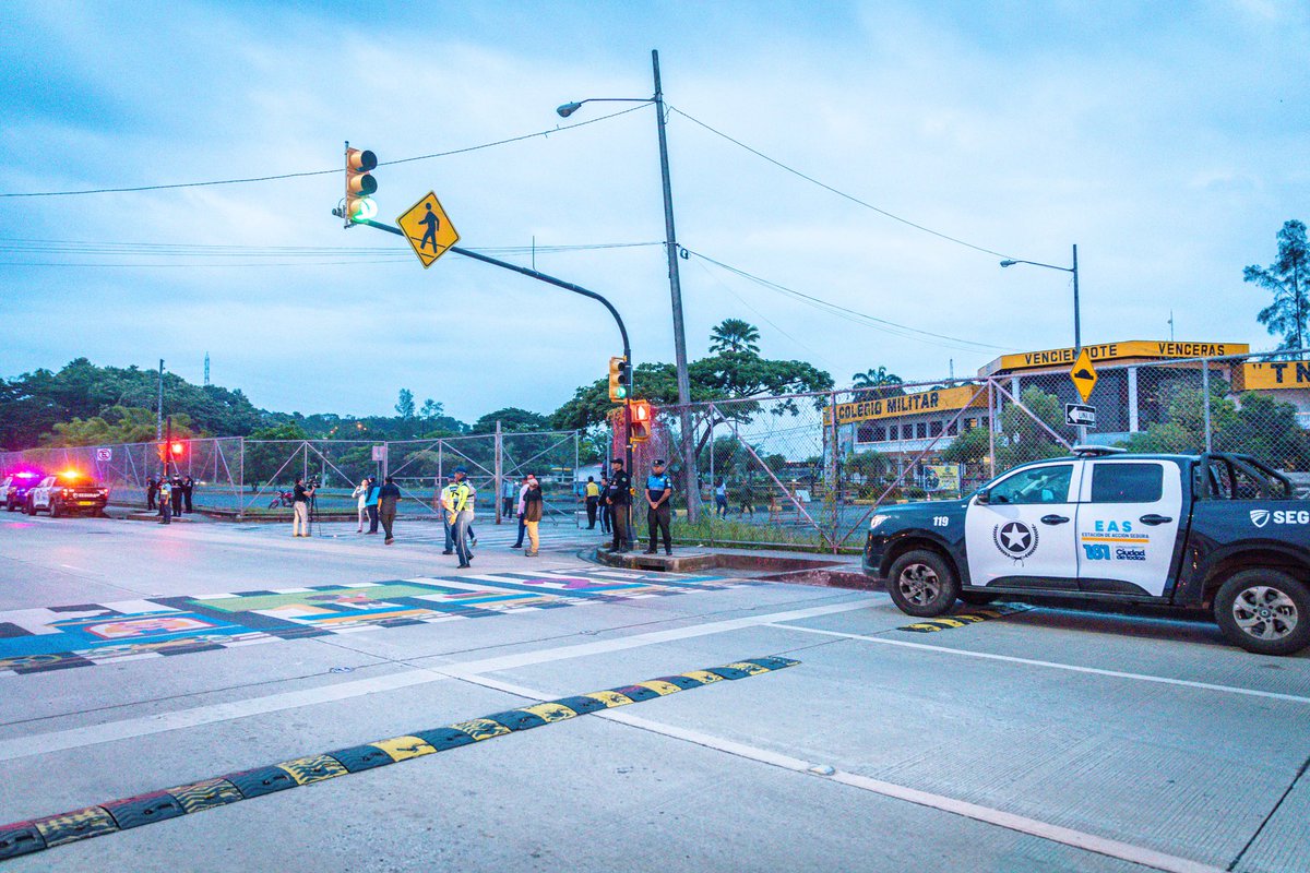 FernandCornejoV's tweet photo. #SeguraEP | La seguridad de nuestros estudiantes es una prioridad.

Con nuestro plan Escuela Segura protegemos a más de 70.000 alumnos en Guayaquil. Estamos activos con más de 2.000 servidores públicos, desde @segura_ep controlamos la videovigilancia en 1.345 planteles y tenemos presencia activa en 190 unidades educativas entre fiscales, fiscomisales y privadas.

Desde @ATMGuayaquil, 500 agentes garantizan el Retorno Seguro a Clases con control vial y capacitaciones al 78% del transporte escolar.

Seguimos construyendo escuelas seguras, dignas y llenas de oportunidades. 

#ReconstrucciónTejidoSocial
#CiudadDeTodos