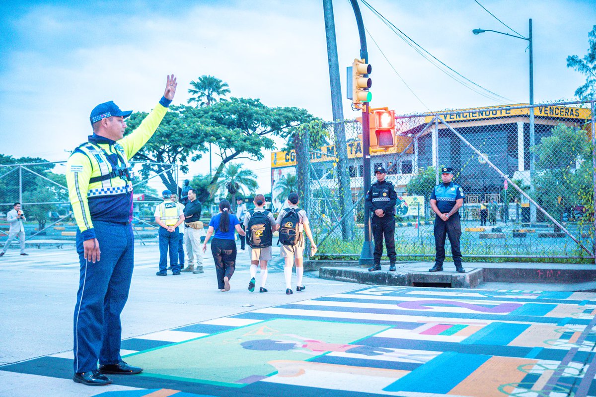 FernandCornejoV's tweet photo. #SeguraEP | La seguridad de nuestros estudiantes es una prioridad.

Con nuestro plan Escuela Segura protegemos a más de 70.000 alumnos en Guayaquil. Estamos activos con más de 2.000 servidores públicos, desde @segura_ep controlamos la videovigilancia en 1.345 planteles y tenemos presencia activa en 190 unidades educativas entre fiscales, fiscomisales y privadas.

Desde @ATMGuayaquil, 500 agentes garantizan el Retorno Seguro a Clases con control vial y capacitaciones al 78% del transporte escolar.

Seguimos construyendo escuelas seguras, dignas y llenas de oportunidades. 

#ReconstrucciónTejidoSocial
#CiudadDeTodos