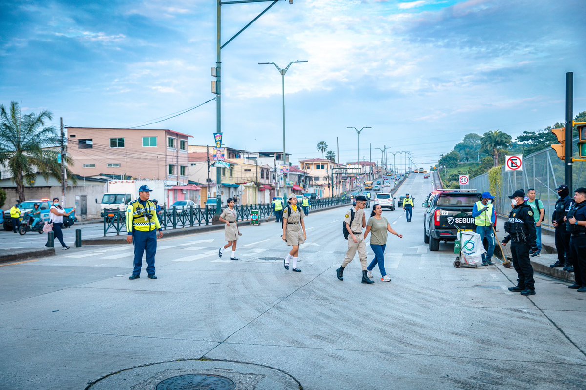 FernandCornejoV's tweet photo. #SeguraEP | La seguridad de nuestros estudiantes es una prioridad.

Con nuestro plan Escuela Segura protegemos a más de 70.000 alumnos en Guayaquil. Estamos activos con más de 2.000 servidores públicos, desde @segura_ep controlamos la videovigilancia en 1.345 planteles y tenemos presencia activa en 190 unidades educativas entre fiscales, fiscomisales y privadas.

Desde @ATMGuayaquil, 500 agentes garantizan el Retorno Seguro a Clases con control vial y capacitaciones al 78% del transporte escolar.

Seguimos construyendo escuelas seguras, dignas y llenas de oportunidades. 

#ReconstrucciónTejidoSocial
#CiudadDeTodos