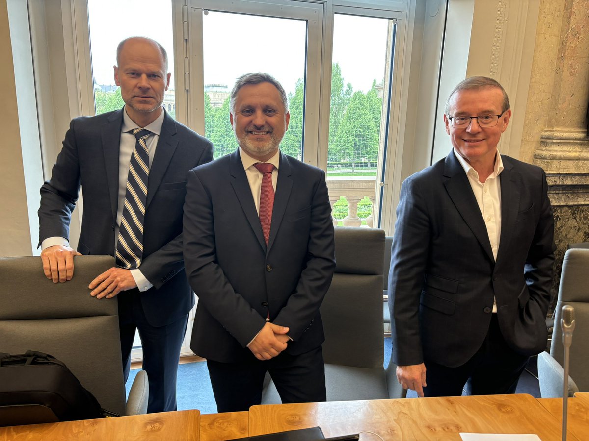 <a href="/RafajJan1/">Jan Rafaj</a>, <a href="/R_Spicar_SP_CR/">Radek Špicar</a> a <a href="/bohdan_wojnar/">Bohdan Wojnar</a> zahajují jednání na <a href="/tripartita_cz/">tripartita</a> ve <a href="/strakovka/">Úřad vlády ČR</a>