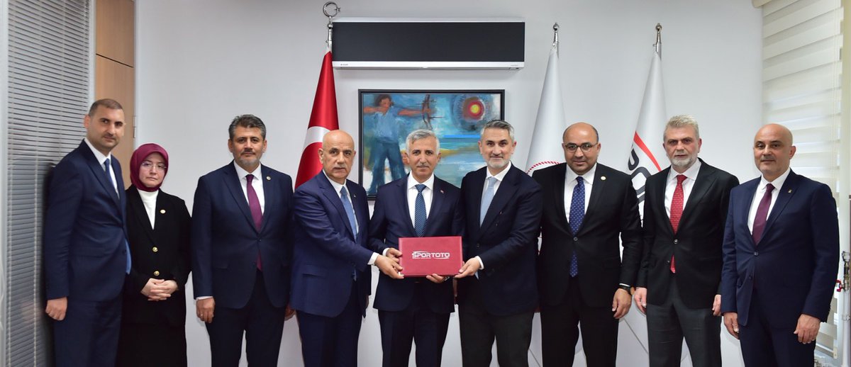 GSB_KMaras's tweet photo. Kahraman şehrimize yapılacak olan ve "Yaşayan Stat" olarak tasarlanan Stadyumu’nun yapım sözleşmesi imzalandı.

Gençlik ve Spor Bakanlığımızın desteğiyle hayata geçecek stadyum, futbolun yanı sıra birçok spor branşı ve sosyal etkinlik için vatandaşlarımıza hizmet verecek. https://t.co/R4jfXkDbff