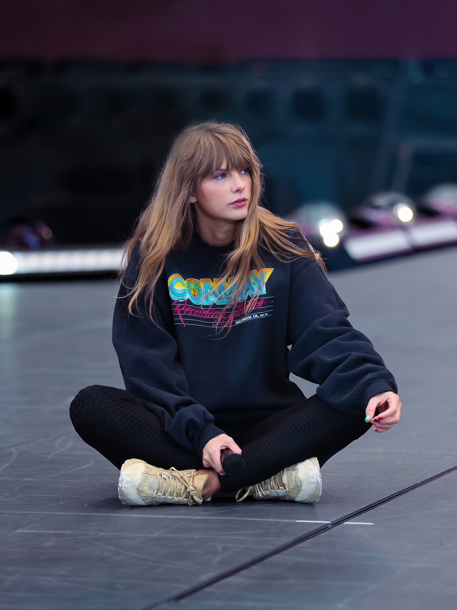 hourly taylor tweet media