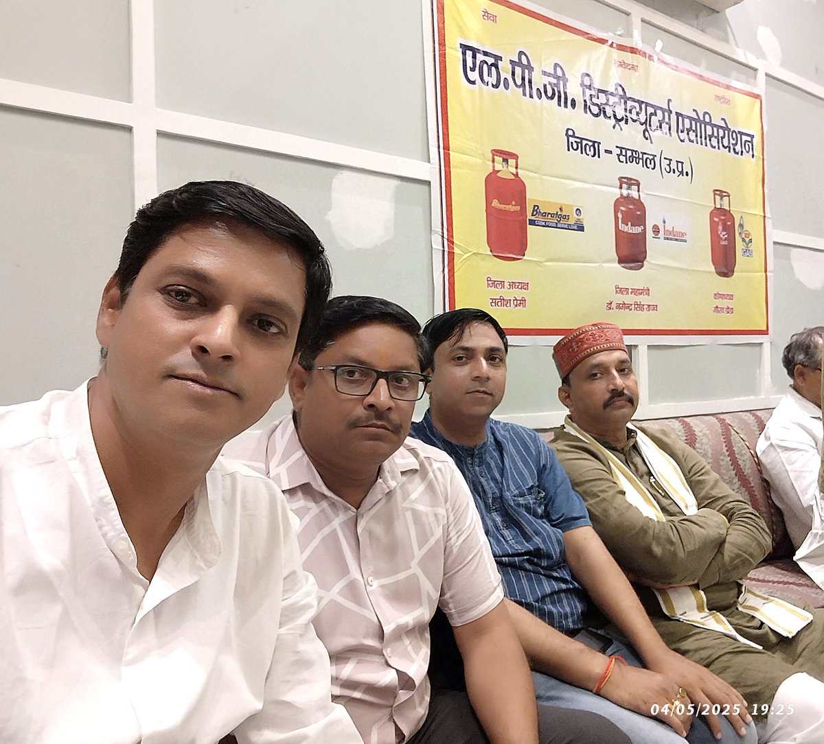 lpg_association's tweet photo. दिनाँक 4मई2025 को सम्भल जिले की एलपीजी डिस्ट्रीब्यूटर एसोसिएशन द्वारा भाजपा के कर्मठ जिलाध्यक्ष श्री हरेन्द्र चौधरी उर्फ रिंकू का स्वागत कर सम्मानित किया गया, इस समय जिलाध्यक्ष के अलावा जिला पंचायत सदस्य अवधेश प्रताप सिंह, सौरभ गुप्ता, एवं जिले के सभी एलपीजी वितरक मौजूद रहे https://t.co/Ft499NsaOu