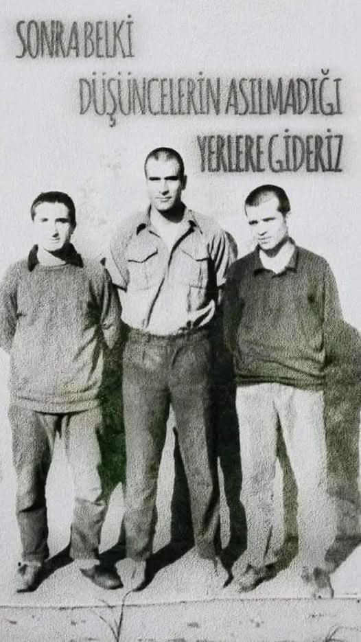 5 Mayıs 1972
"Sonsuzluğa 1 Gün Kala"
Deniz, Yusuf, Hüseyin.
Bu gece yarısından sonra, 6 Mayıs'da 
Deniz Gezmiş, Yusuf Aslan  
ve  Hüseyin İnan'ı asacaklar 
ve tarih utanacak..😥
Üç Fidan..🖤🖤🖤