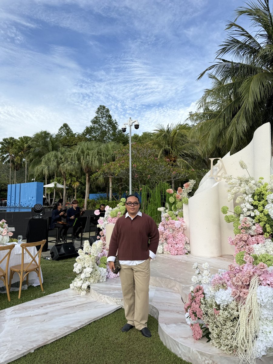 Azfarheri's tweet photo. Harini attend wedding jauh sikit, kita flyyyy ke Langkawi ! Love sangat wedding dekat pantai and yang penting semua ikut dress code. Kita sukaaaa. Selamat pengantin baru buat korang berdua 🤎🤎🫶🏻 https://t.co/r5Yspyv8xl