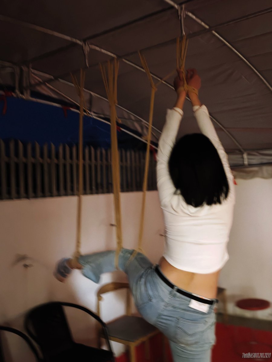 人生第一次被捆经历加+1
好玩爱玩！！

缚手：<a href="/PiKaPiccc/">皮卡皮</a>
被缚：<a href="/ASHU12012859/">银泉</a>

#绳缚 #BDSM #实践