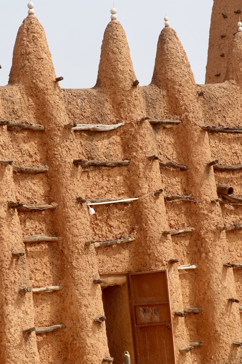 Admirez ces détails… Les murs de terre, les formes sculptées à la main : les mosquées de style soudanais du nord de la Côte d’Ivoire sont bien plus que des lieux de culte. C’est un héritage transmis de génération en génération.

Très belle Journée du #PatrimoineMondial africain!
