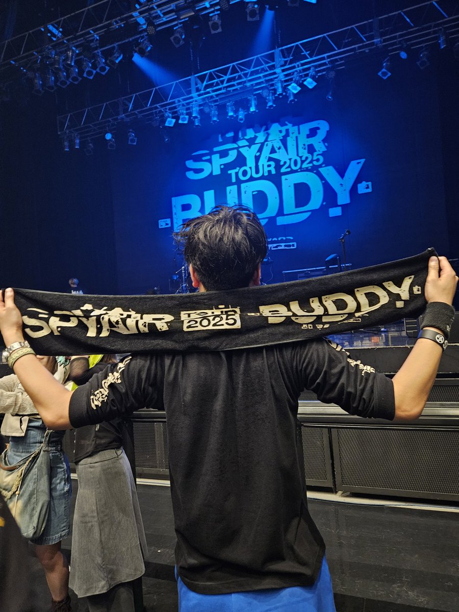 sho090203's tweet photo. SPYAIR BUDDY TOUR 最高でした。
最前だし、目の前でYOSUKE リフトするし、最後にはグータッチまで😆
JLTも地元で2DAYSは熱すぎるので、絶対参戦します！
#SPYAIR #BUDDYTOUR https://t.co/TeOLzvt3cS