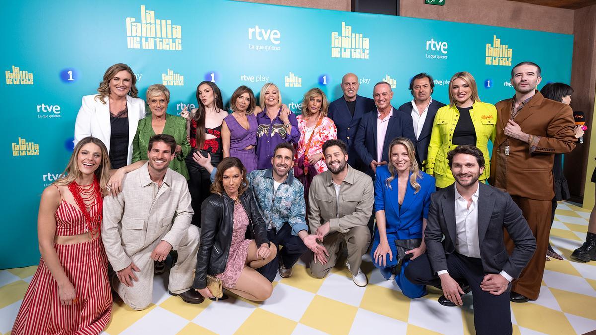 Formula_Music's tweet photo. ¿Estás viendo en @La1_tve EL GRAN DESFILE de La Familia de la Tele? 📺

🔄 NO
❤️ SÍ

 #ElGranDesfile #LaFamiliaDeLaTele https://t.co/LrGlSUAhMp