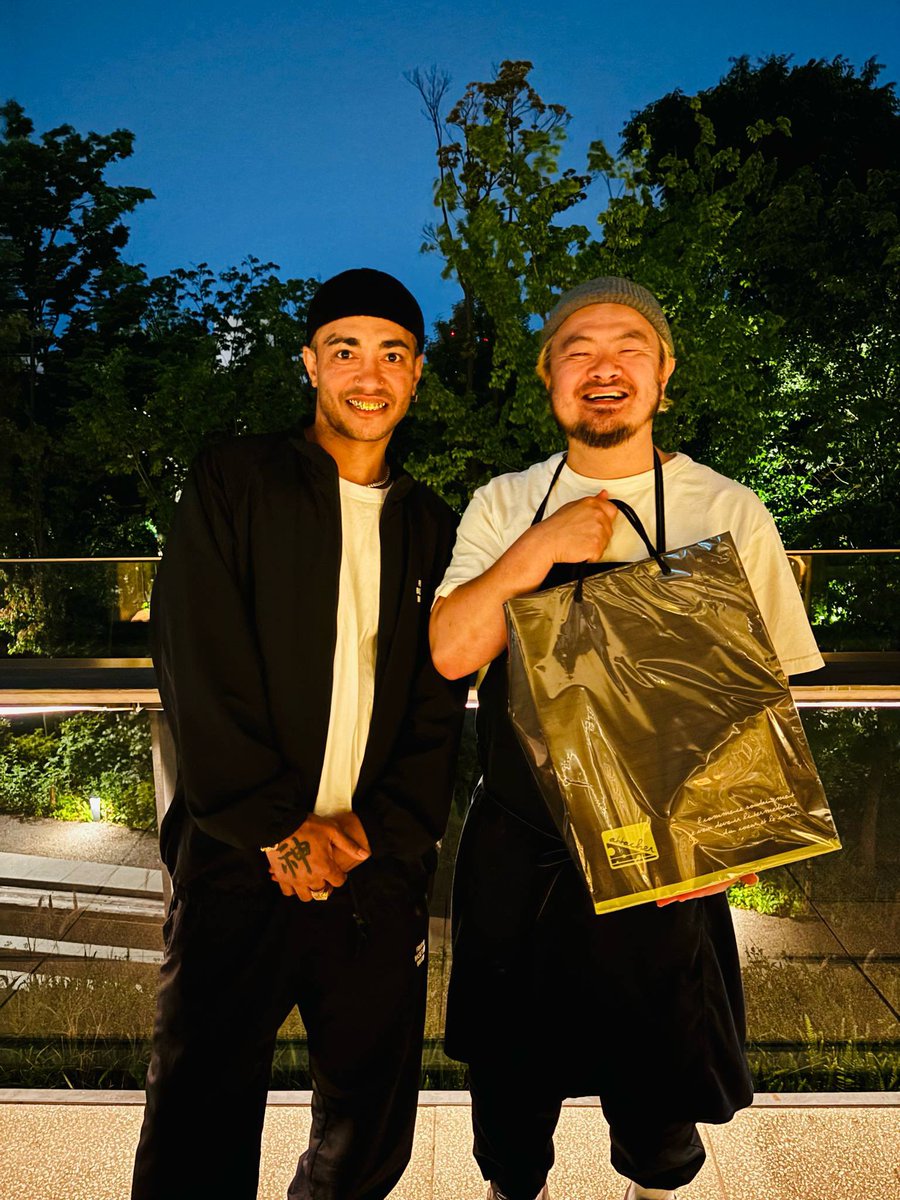 まさかのリッキー@licky6329461 が誕生日のお祝いを持って来てくれまし