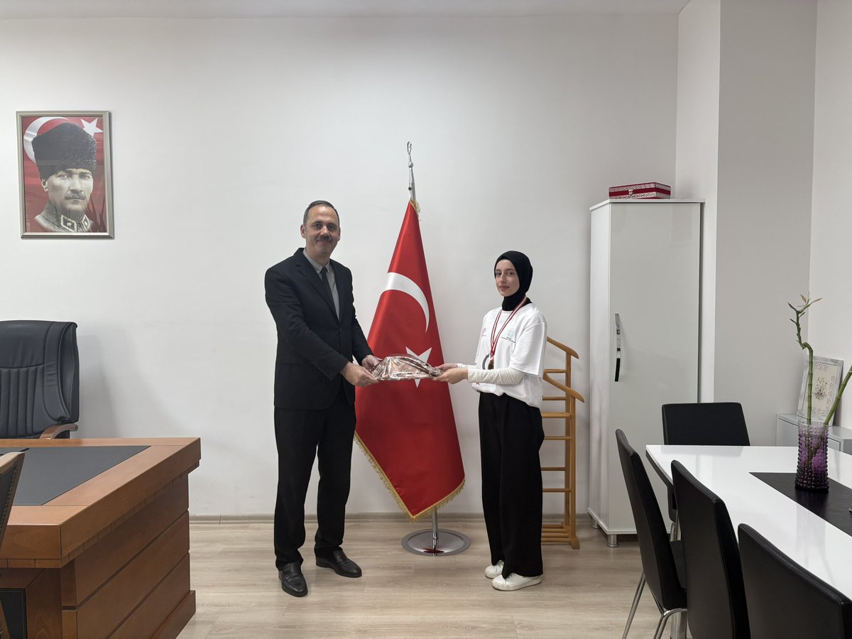 kestel_mem's tweet photo. Hasan Coşkun And. Lisesi “High Code And Level” takımından “İnovatif Üçlü” ekibi, 22 Nisan’da BTÜ’de düzenlenen Genç Tek Maraton Bursa yarışmasında 16 okul arasından il ikincisi oldu.
Öğrencilerimizi makamında ağırlayan  Müdürümüz Cengiz Uç, tebrik ederek hediyelerini takdim etti. https://t.co/x4T0fEy6NZ