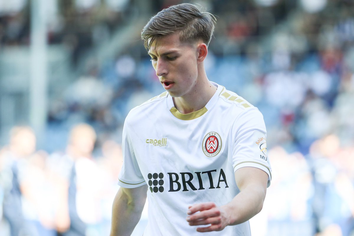 🚨 Exklusiv: nach Sky Infos wechselt Nick Bätzner im Sommer ablösefrei zum SC #Paderborn. Der 25-Jährige kommt vom SV Wehen Wiesbaden und erzielte in der laufenden Saison 3 Tore  (9 Vorlagen). Top-Mann aus der 3. Liga, nun der nächste Schritt an der Pader.

🔵⚫️

<a href="/SkySportDE/">Sky Sport</a>
