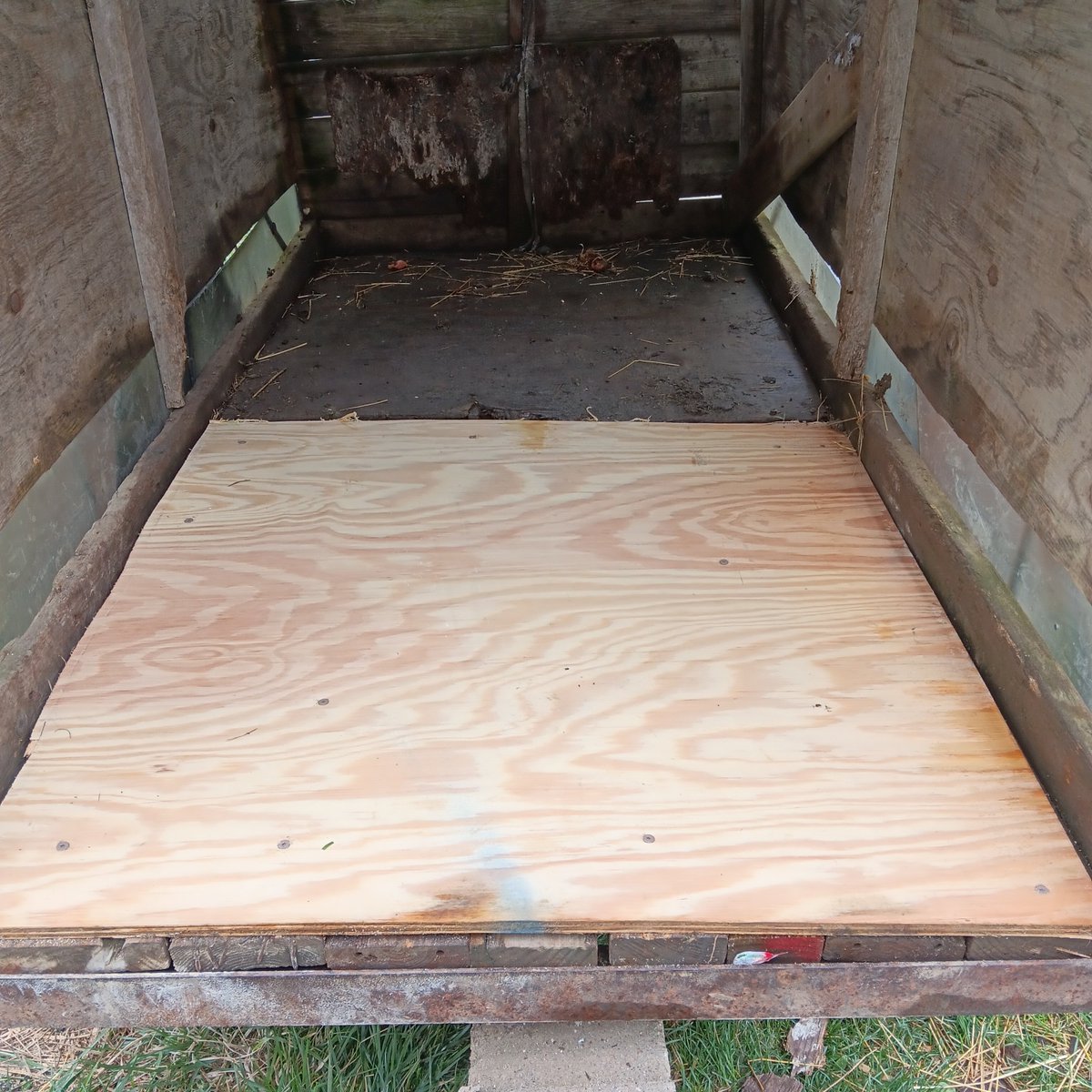 Y'all remember me talking about how the hogs tore up the trailer on the way to the butcher two weeks back and wasn't nothing but God's mercy that held them in? Well we fixed it this morning!