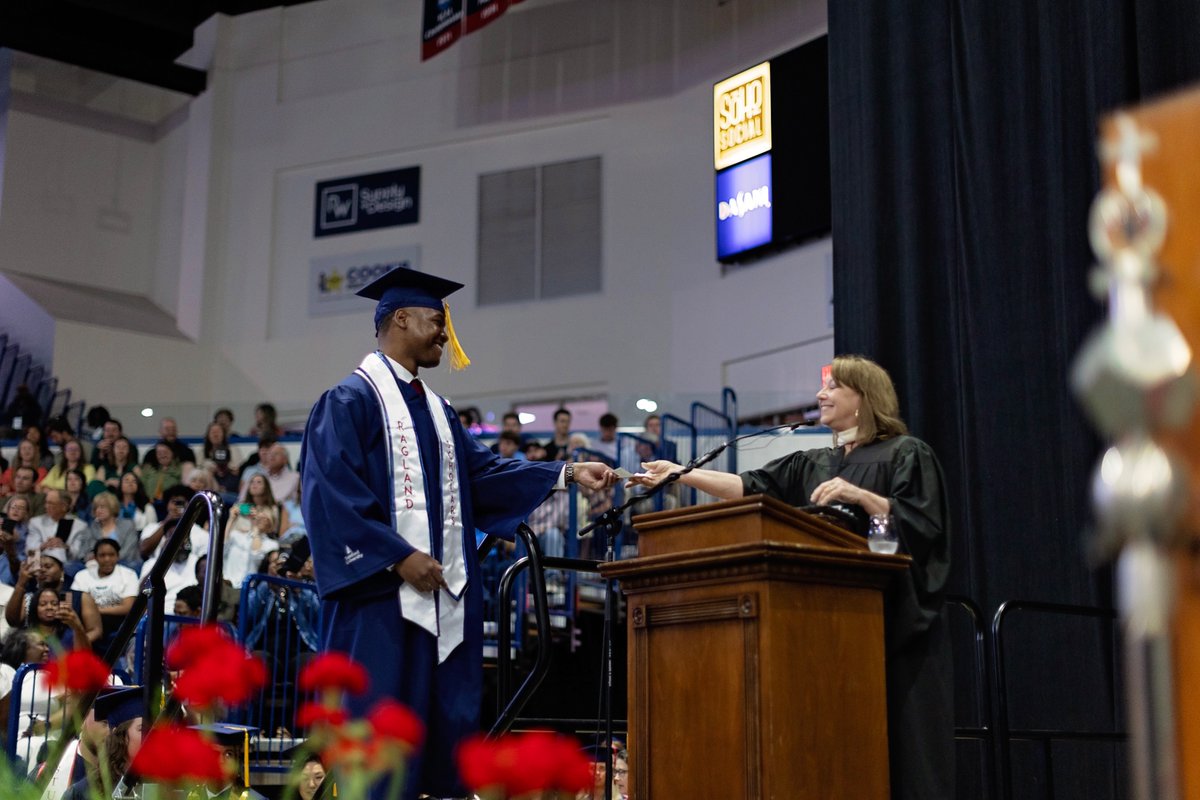 Commencement may have been Saturday, but the celebration continues in our hearts as we wrap up this special weekend of joy, reflection and achievement.

HCAS grads, here’s to your journey ahead. We believe in you. 💙❤️

Full story here: samford.edu/arts-and-scien…