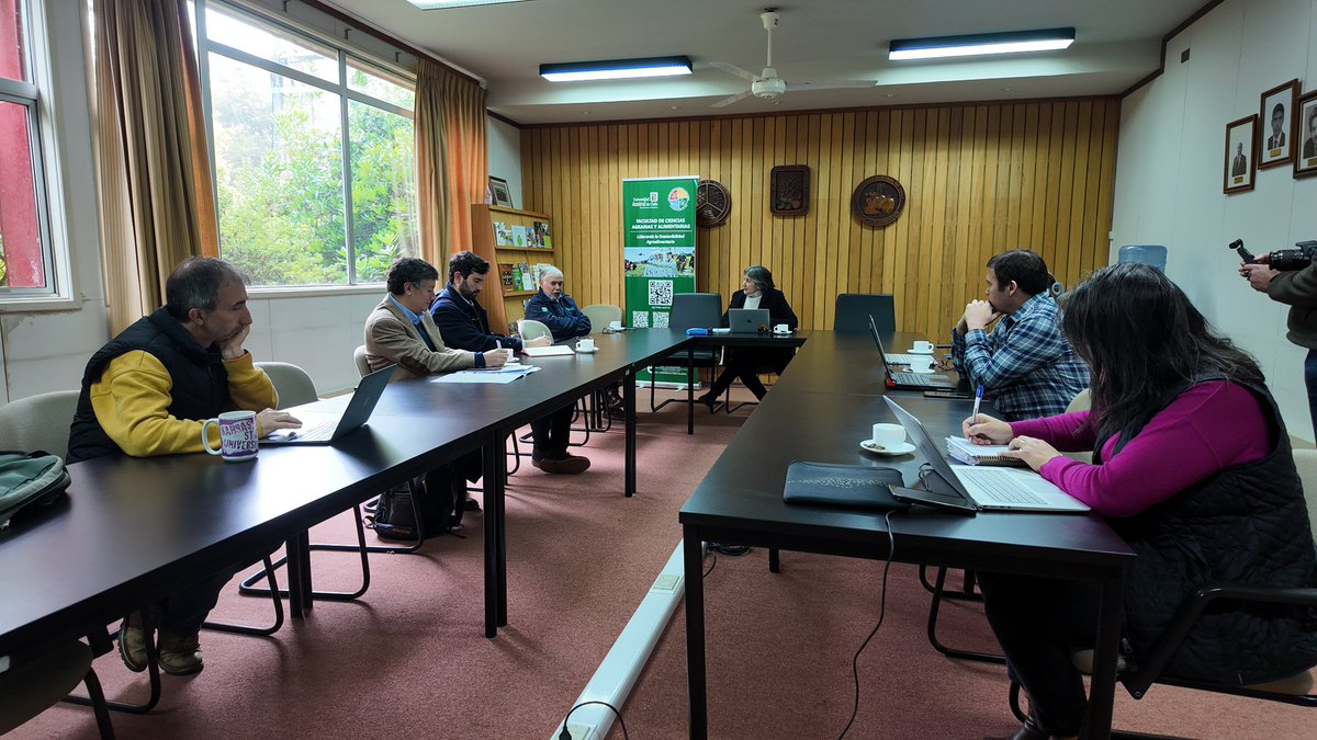 Director nacional, Carlos Furche, en reunión con decana de Ciencias Agrarias <a href="/UAustraldeChile/">Universidad Austral de Chile</a> Carolina Lizana, para definir alianzas estratégicas par el desarrollo agropecuario de la macrozona sur, a través de <a href="/inia_remehue/">INIA Remehue</a> 🌱