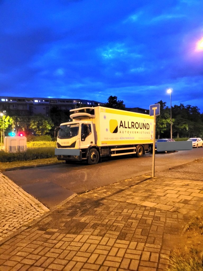 Jetzt wird die #ADK auch schon von LKW's und Bussen vollgeparkt. Gibt es keine Gewerbegebiete für sowas? Die ganze #MärkischeAllee ist schon vollgeparkt! #AlleeDerKosmonauten #Springpfuhlkiez