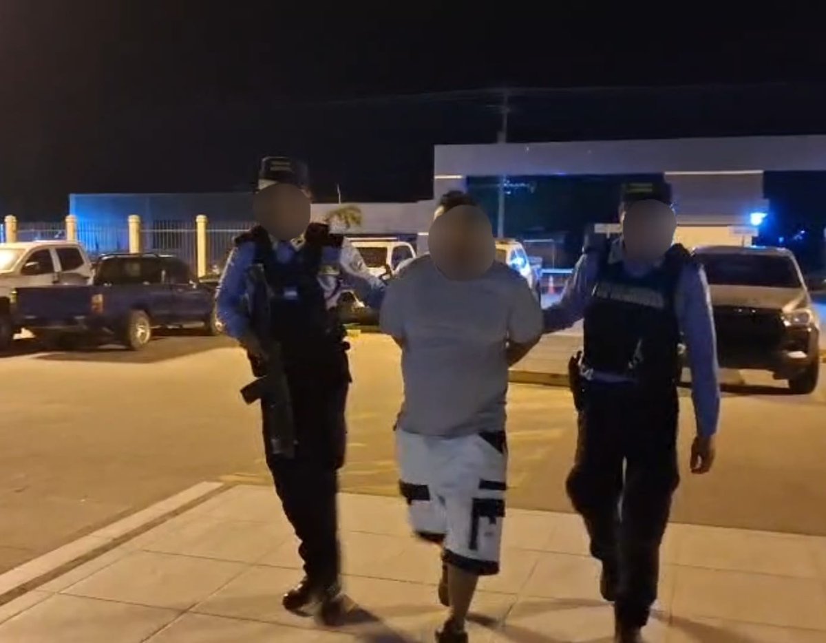 PoliciaHonduras's tweet photo. POLICÍA NACIONAL CAPTURA AL SOSPECHOSO DE UN HOMICIDIO EN COMAYAGUA

Leer más... https://t.co/ZkGoDScRua https://t.co/SuFUtwqkpo
