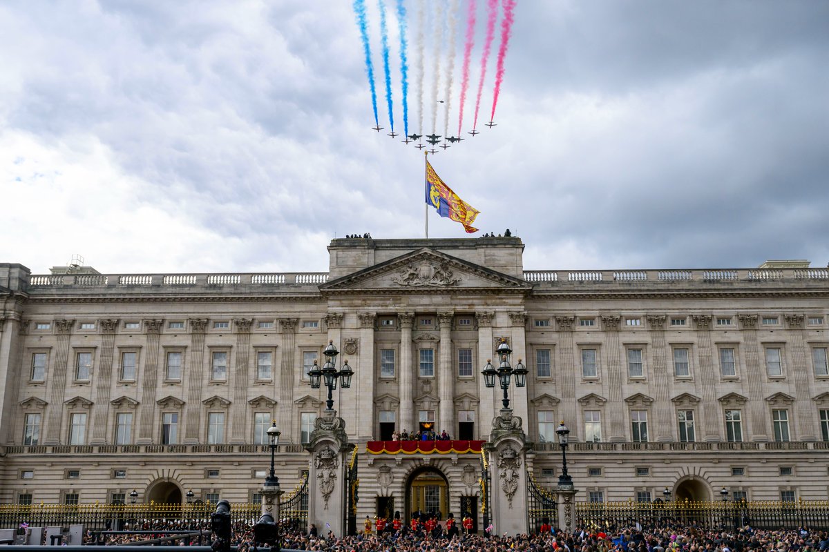 Members of the Royal Family on the balcony of Buckingham Palace to watch the fly past to commemorate the 80th anniversary of VE Day #VEDay80 #Royal #RoyalFamily #PrinceandPrincessofWales
