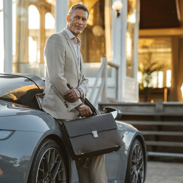 ModjoVerslun's tweet image. The Chesterfield Salvatore 15″ Fartölvutaska úr leðri Svört
Með leðurtöskunni Salvatore ertu alltaf tilbúinn fyrir hvaða viðskiptafund sem er.