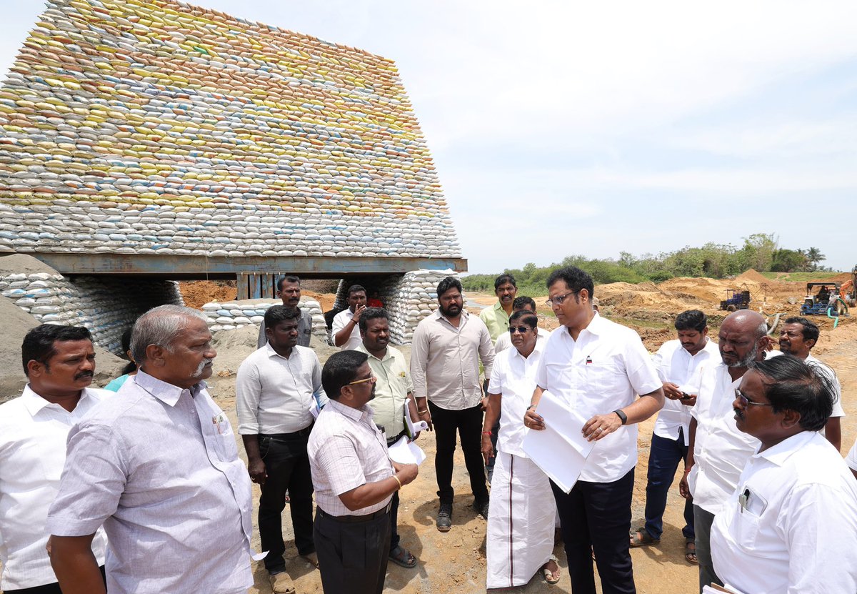 OfficeOfTRBR's tweet image. மாண்புமிகு தமிழ்நாடு முதலமைச்சர் திரு. @mkstalin அவர்களின் நல்லாட்சியில் வரலாறு காணாத வளர்ச்சியை பெற்றுவரும் மன்னார்குடி நகருக்கு  மேலுமொரு மணிமகுடமாக நடைபெற்றுவரும் சுற்றுவட்ட சாலை அமைக்கும் பணிகளை மாண்புமிகு தொழில்துறை அமைச்சர் முனைவர் @TRBRajaa  அவர்கள் நேரில் பார்வையிட்டு…