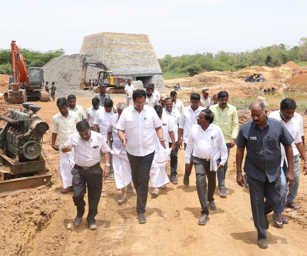 OfficeOfTRBR's tweet image. மாண்புமிகு தமிழ்நாடு முதலமைச்சர் திரு. @mkstalin அவர்களின் நல்லாட்சியில் வரலாறு காணாத வளர்ச்சியை பெற்றுவரும் மன்னார்குடி நகருக்கு  மேலுமொரு மணிமகுடமாக நடைபெற்றுவரும் சுற்றுவட்ட சாலை அமைக்கும் பணிகளை மாண்புமிகு தொழில்துறை அமைச்சர் முனைவர் @TRBRajaa  அவர்கள் நேரில் பார்வையிட்டு…
