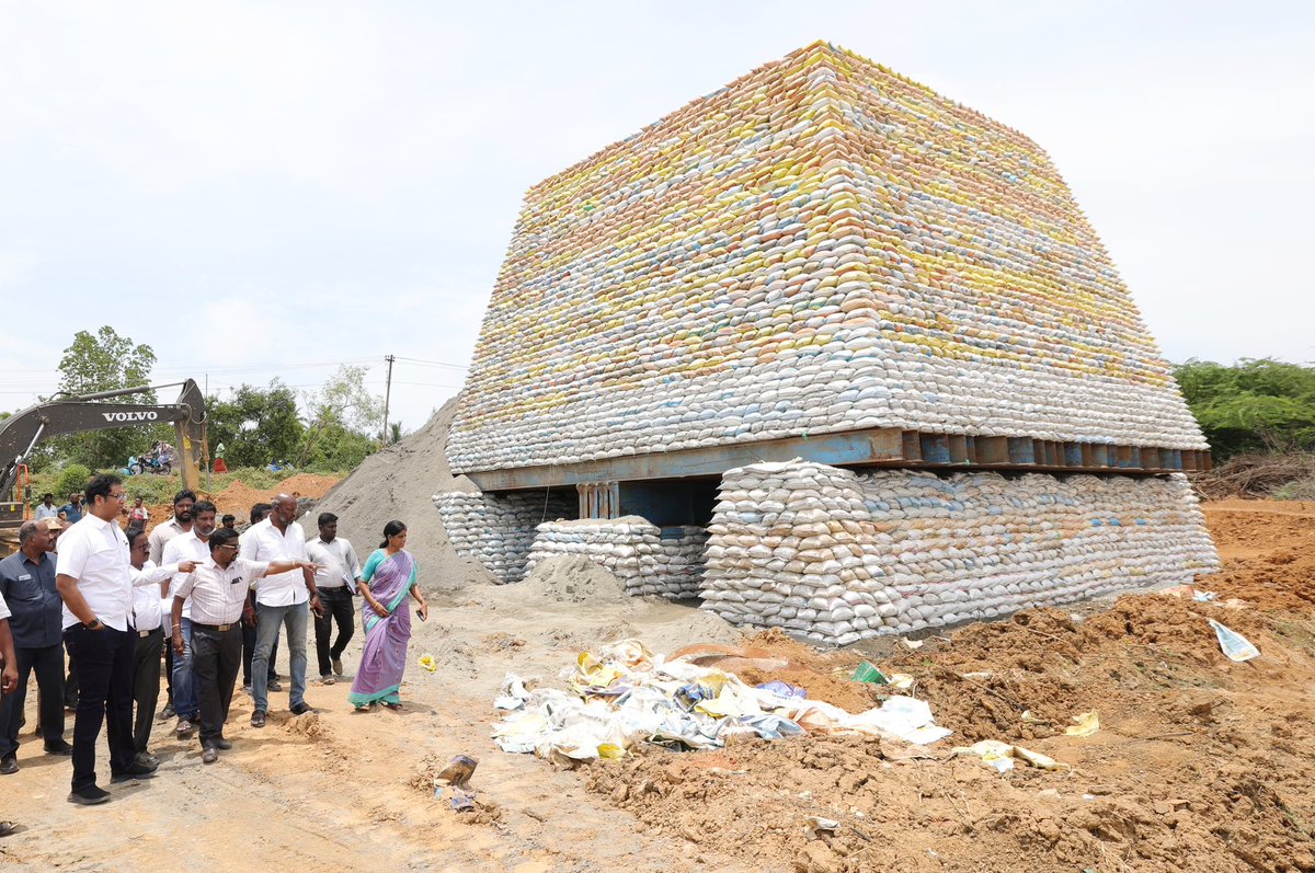 OfficeOfTRBR's tweet image. மாண்புமிகு தமிழ்நாடு முதலமைச்சர் திரு. @mkstalin அவர்களின் நல்லாட்சியில் வரலாறு காணாத வளர்ச்சியை பெற்றுவரும் மன்னார்குடி நகருக்கு  மேலுமொரு மணிமகுடமாக நடைபெற்றுவரும் சுற்றுவட்ட சாலை அமைக்கும் பணிகளை மாண்புமிகு தொழில்துறை அமைச்சர் முனைவர் @TRBRajaa  அவர்கள் நேரில் பார்வையிட்டு…