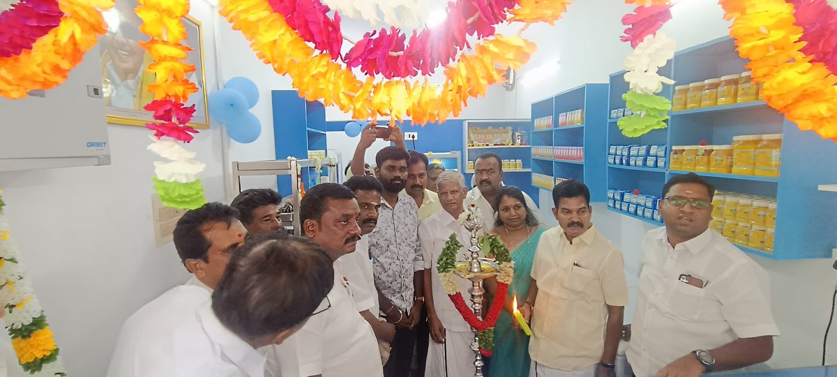ChandranDMK_'s tweet photo. திருத்தணி வேளாண்மை  உற்பத்தியாளர்கள் கூட்டுறவு விற்பனைச் சங்கம் சார்பில் திருத்தணி இரயில் நிலையம் எதிரில் ஆவின் பாலகம் திறந்து வைத்தேன். 
உடன் :- கழக உடன் பிறப்புகள் மற்றும் துறை சார்ந்த அலுவலர்கள்.
#DMK4TN #DMKGovt #tiruttani #aavin #schandran #tiruttanimla #ஆவின் #DMK https://t.co/WGsWK3p3pv