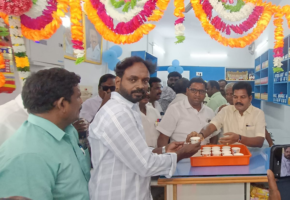 ChandranDMK_'s tweet photo. திருத்தணி வேளாண்மை  உற்பத்தியாளர்கள் கூட்டுறவு விற்பனைச் சங்கம் சார்பில் திருத்தணி இரயில் நிலையம் எதிரில் ஆவின் பாலகம் திறந்து வைத்தேன். 
உடன் :- கழக உடன் பிறப்புகள் மற்றும் துறை சார்ந்த அலுவலர்கள்.
#DMK4TN #DMKGovt #tiruttani #aavin #schandran #tiruttanimla #ஆவின் #DMK https://t.co/WGsWK3p3pv