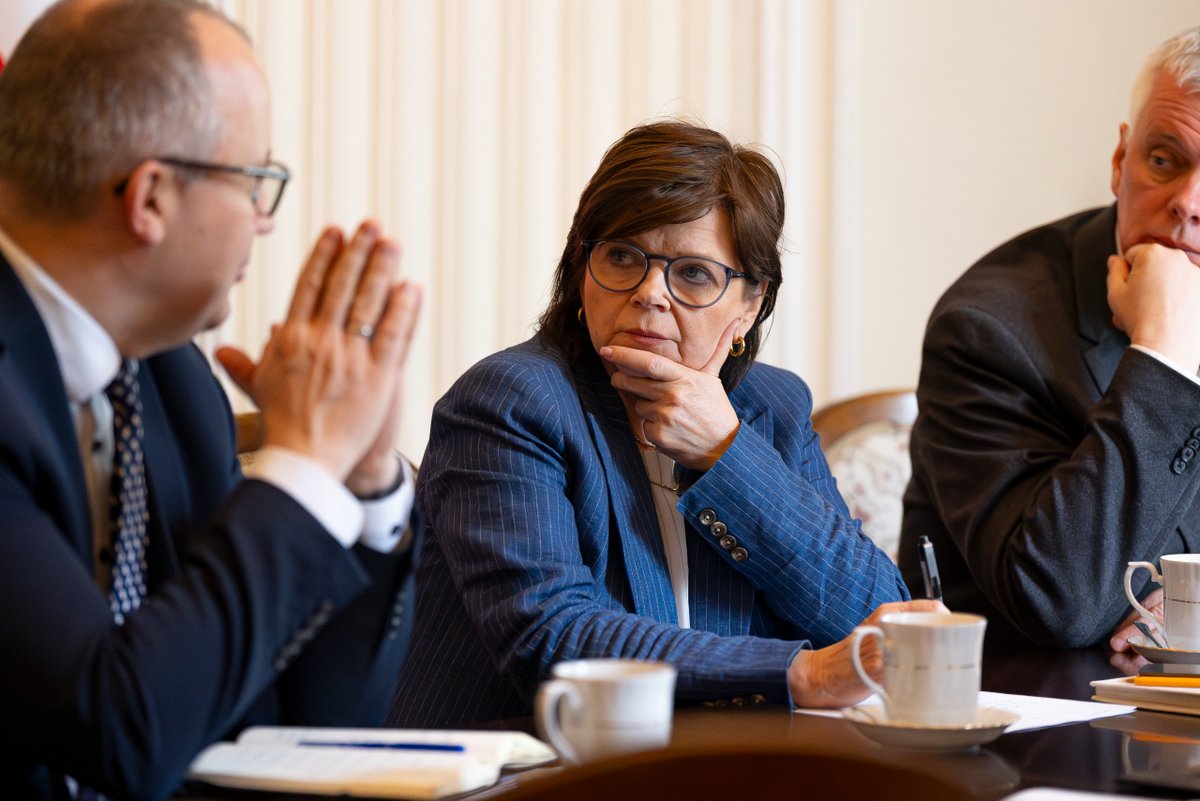 Ministerstwo Zdrowia (@mz_gov_pl) on Twitter photo Bezpieczeństwo w placówkach medycznych, zaostrzenie odpowiedzialności za ataki na personel medyczny - to główne tematy dzisiejszego spotkania w <a href="/MZ_GOV_PL/">Ministerstwo Zdrowia</a>, które zostało zorganizowane z inicjatywy minister Izabeli <a href="/Leszczyna/">Iza Leszczyna✌️🇵🇱</a>. W spotkaniu udział wzięli: minister sprawiedliwości Bezpieczeństwo w placówkach medycznych, zaostrzenie odpowiedzialności za ataki na personel medyczny - to główne tematy dzisiejszego spotkania w <a href="/MZ_GOV_PL/">Ministerstwo Zdrowia</a>, które zostało zorganizowane z inicjatywy minister Izabeli <a href="/Leszczyna/">Iza Leszczyna✌️🇵🇱</a>. W spotkaniu udział wzięli: minister sprawiedliwości