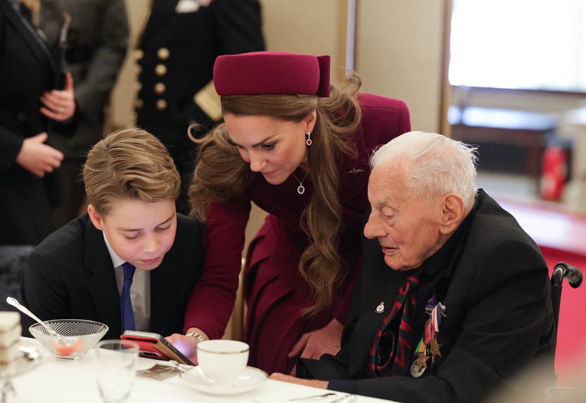 mark the 80th anniversary of the VE Day, Prince George of Wales, 11, has joined with his parents, The Prince and Princess of Wales, and grandfather, The King, for THE FIRST TIME at a tea party at Buckingham Palace today

📸 Andrew Parsons