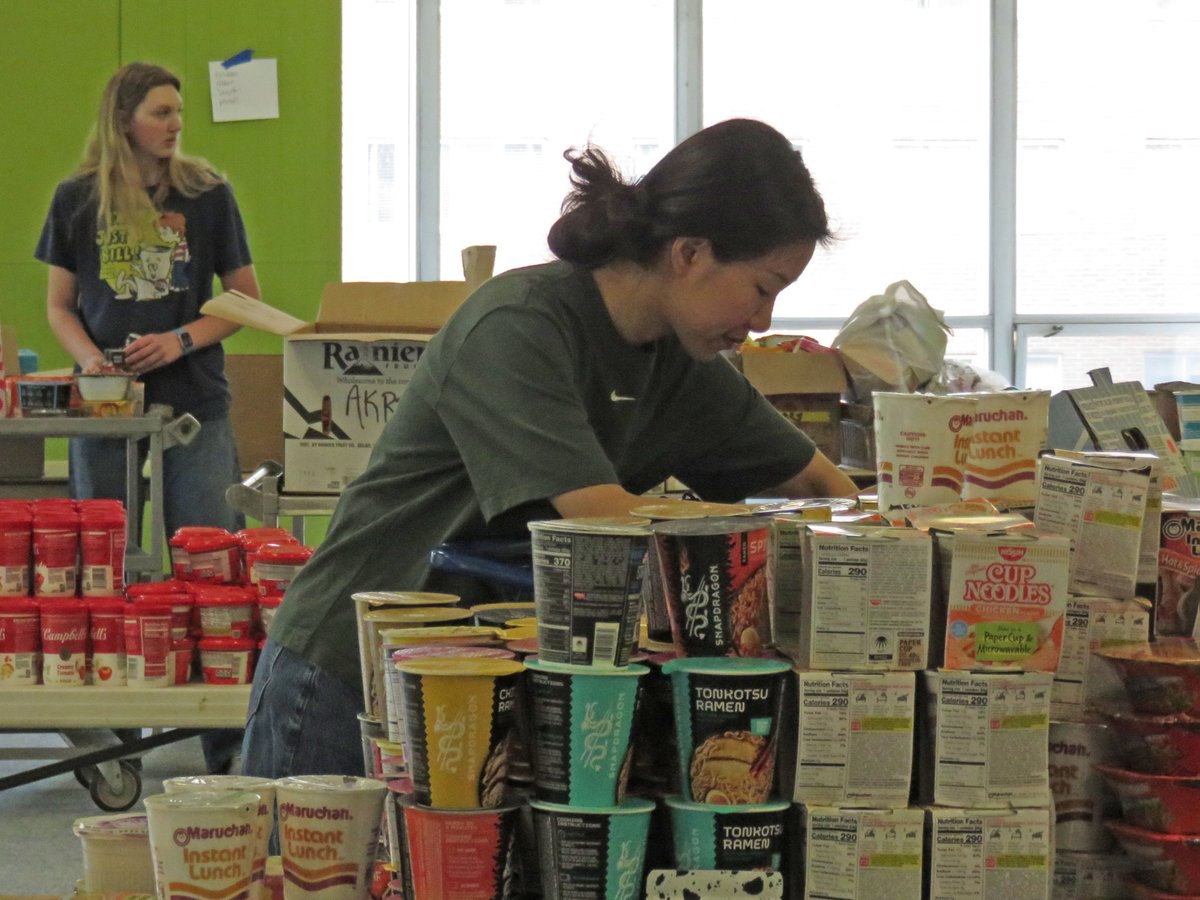 CCEL_at_MSU's tweet photo. 📣 Shout out to last week's #PackUpPitchIn volunteers! Thank you for helping to box food donations for local food banks and promote redistribution of unopened non-perishable food on our campus 💚

#CommunityEngaged #SpartansServe #GoGreen #MSUCommunity #ZeroHunger #Sustainability https://t.co/G3nSTA8Gs7