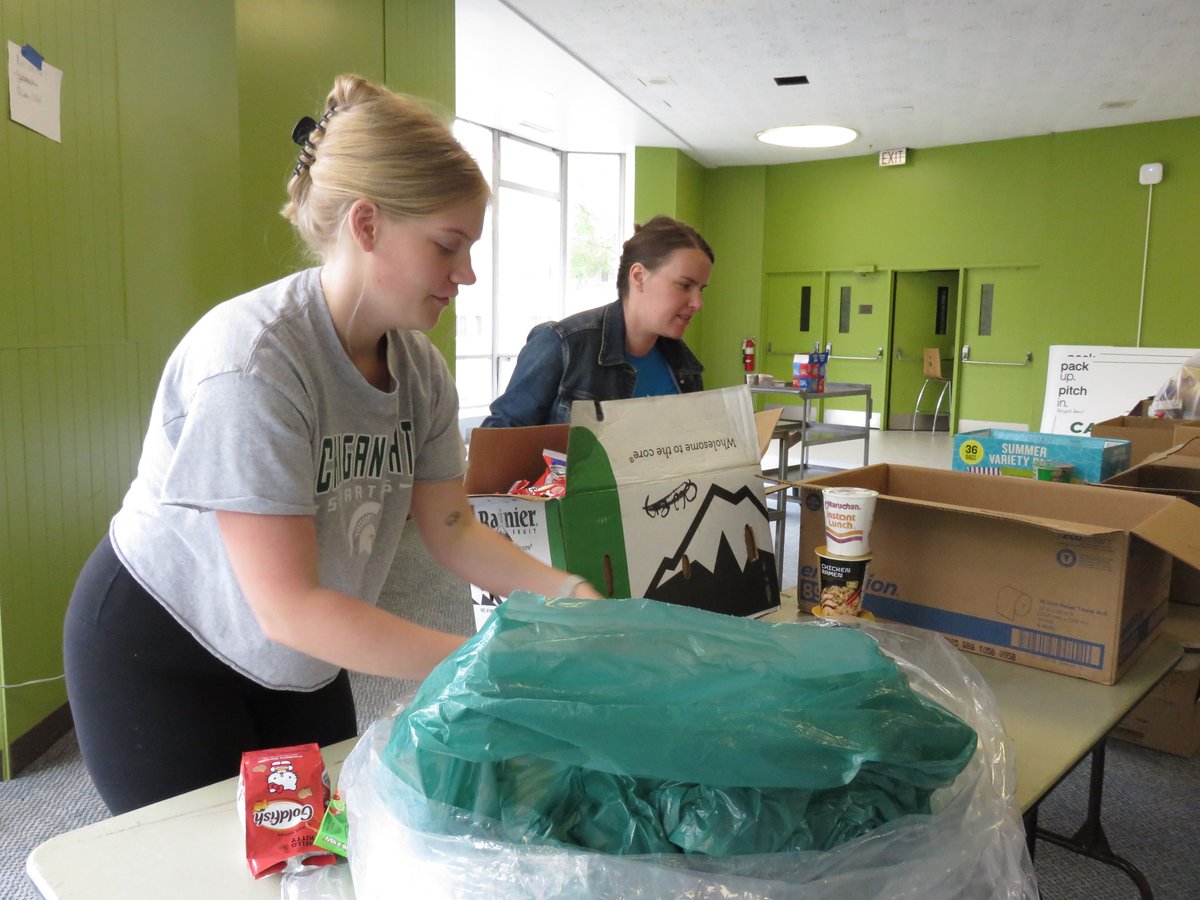 CCEL_at_MSU's tweet photo. 📣 Shout out to last week's #PackUpPitchIn volunteers! Thank you for helping to box food donations for local food banks and promote redistribution of unopened non-perishable food on our campus 💚

#CommunityEngaged #SpartansServe #GoGreen #MSUCommunity #ZeroHunger #Sustainability https://t.co/G3nSTA8Gs7