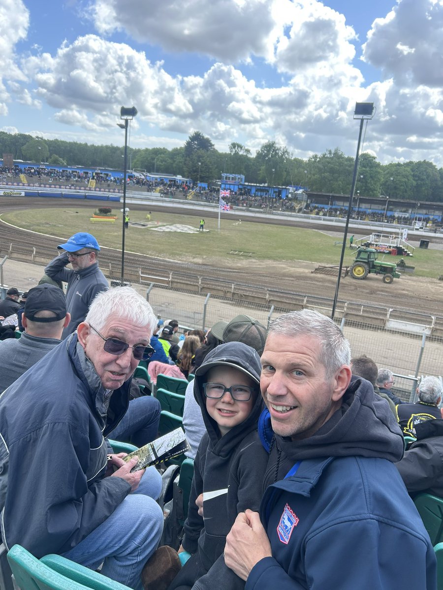 jordan8211's tweet photo. @KevinLong63 5 year old Ellis Beaumont at his first speedway meeting with his Dad, Grandad and Great Grandad! 🧙 https://t.co/SpFqXWiYPx