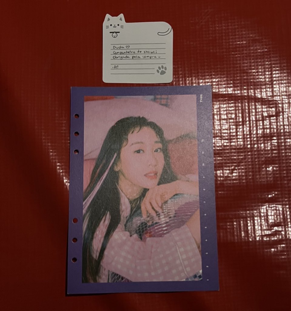 feedback super positivo para @cherryredtrades direto do trabalho 🩷 obrigada pela venda dessa página da Yves, ela veio super rapidinho e em segurança 🩷 obrigada amiga