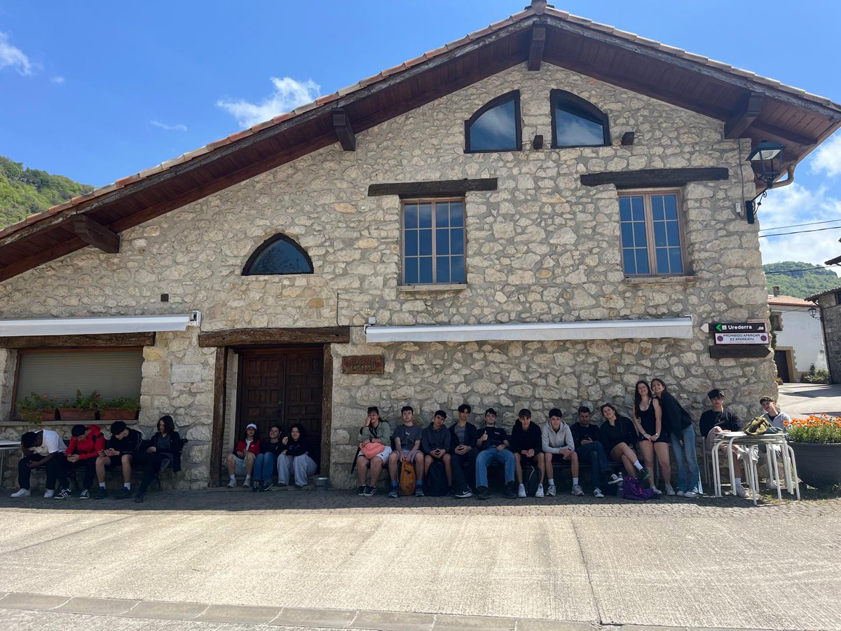 Ins. Quatre Cantons (@ins4cantons) on Twitter photo L’alumnat de 1r de Batxillerat ha gaudit d'Euskadi, explorant el castell d’Olite, el casc antic de Pamplona, Arbizu i Tolosa. Han descobert la història social de l’euskera amb <a href="/galtzaundi/">Galtzaundi Tolosaldeko Euskaltzaleen Elkartea</a> i han gaudit de moments de natura a la platja de la Concha i pels gorgs de l’Urederra🏰🌳🏖️ L’alumnat de 1r de Batxillerat ha gaudit d'Euskadi, explorant el castell d’Olite, el casc antic de Pamplona, Arbizu i Tolosa. Han descobert la història social de l’euskera amb <a href="/galtzaundi/">Galtzaundi Tolosaldeko Euskaltzaleen Elkartea</a> i han gaudit de moments de natura a la platja de la Concha i pels gorgs de l’Urederra🏰🌳🏖️