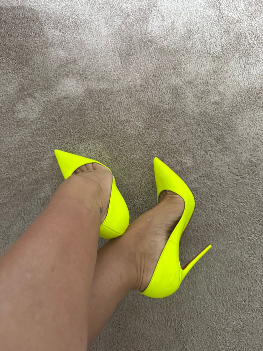 Yellow day today!! 
onlyfans.com/ninaheels_offi…