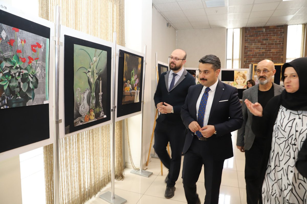 sivasmem's tweet photo. 📌 Muzaffer Sarısözen Güzel Sanatlar Lisesi öğrencileri, grafik, desen, yağlı boya, sulu boya ve guaj boya çalışmalarından oluşan eserlerini “Yıl Sonu Karma Resim Sergisi” ile sanatseverlerin beğenisine sundu. Şems-i Sivasi İl Halk Kütüphanesinde oluşturulan serginin açılışına Millî Eğitim Müdürümüz Fatih Erdoğan, okul müdürleri, öğrenci ve öğretmenler katıldı. 
Açılış kurdelesini öğrenciler ile birlikte kesen Millî Eğitim Müdürümüz Fatih Erdoğan, daha sonra 205 çalışmanın yer aldığı sergiyi gezdi. Öğrenciler ile sohbet ederek eserleri hakkında bilgi alan Erdoğan, serginin düzenlenmesinde emeği olan öğrenci ve öğretmenleri tebrik etti.

@tcmeb
@Yusuf__Tekin
@valisimsek
@erdogan_fatih66