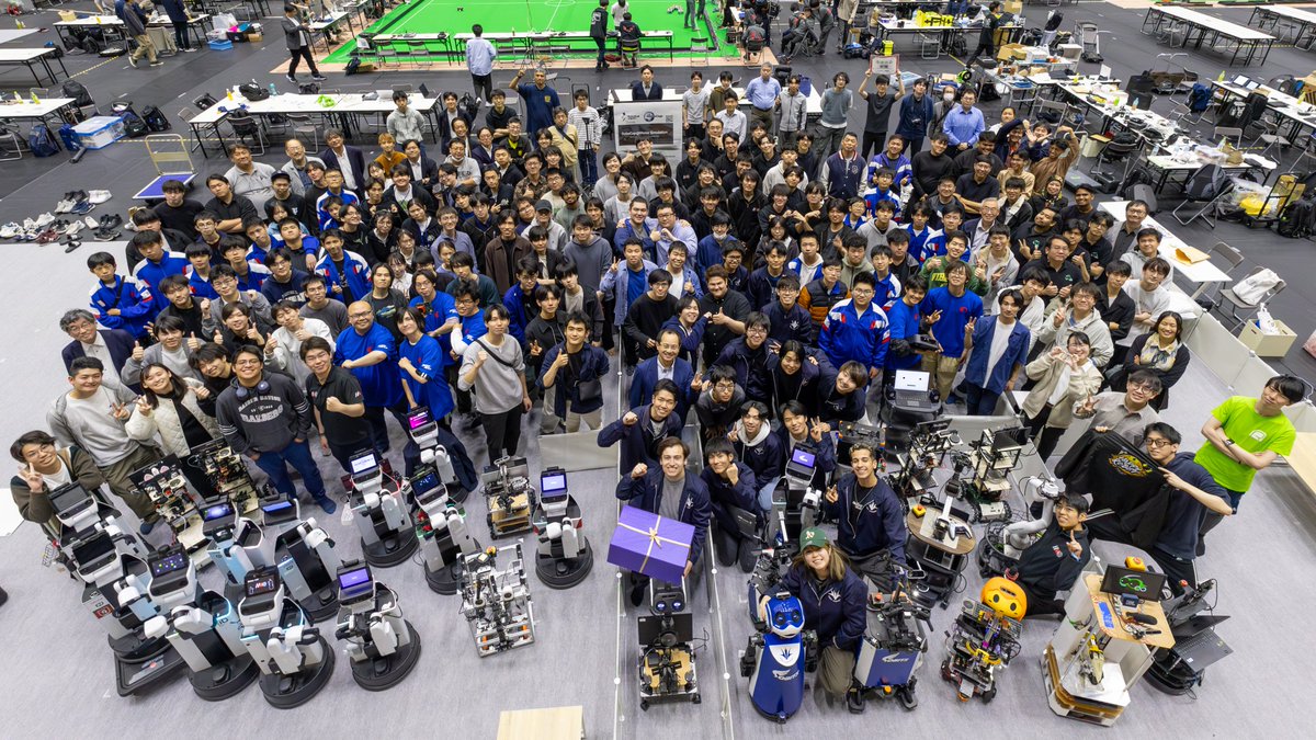 RoboCup JapanOpen 2025 atHome Leagueの集合写真です．
31チーム（うち9チームは海外チーム）が参加し，HSRやカチャカ，自作ロボなどたくさんのロボットが集結しました．

#ロボカップ #RCJO2025 #滋賀 #ダイハツアリーナ