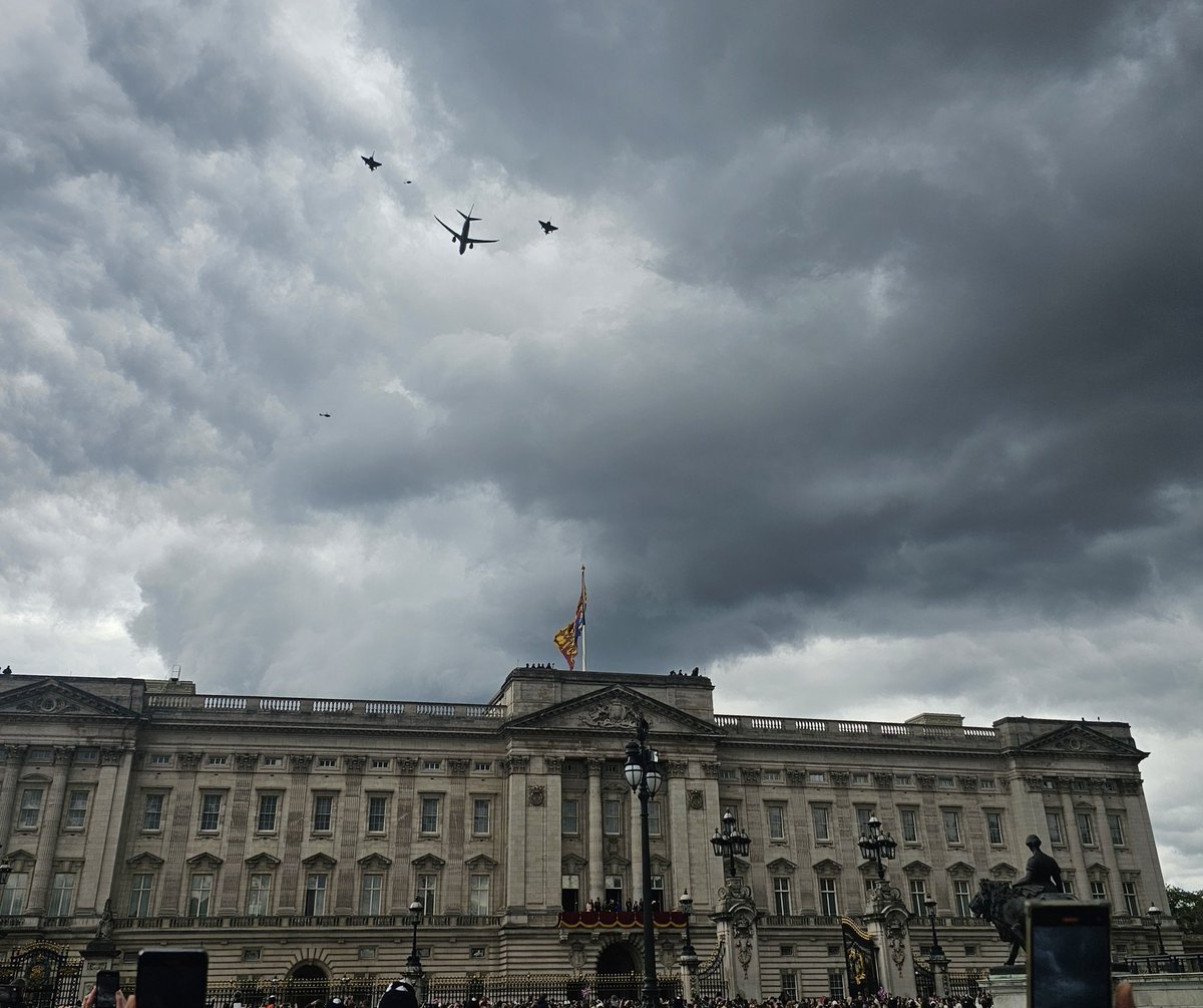 #London looking fine today! 
#BankHolidayMonday #veday2025 #VE80 #VEDay