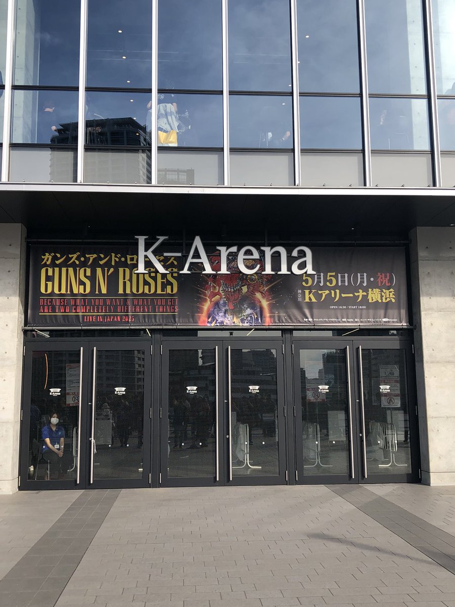 MI23_D's tweet photo. ガンズアンドローゼズ、Kアリーナ横浜公演に行ってきました！韓国公演とはベースは似ていますが異なり、とても興奮しました。
You Could Be Mineのイントロが流れた時は感激！
ダフのソロ、シン・リジィのThunder and Lightningが聴けるとは⚡️
最高でした💫
#GunsNRoses 
#gunsn 
#Kアリーナ横浜 https://t.co/PbPlPX3O9r