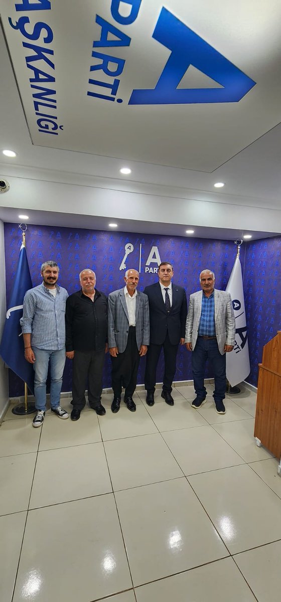 ANAHTAR PARTİ ŞANLIURFA İL BAŞKANLIĞI YENİ ÜYE TAKDİM TÖRENİ

Partimize katılan yeni üyelerimize rozetlerini takdim ettik. Ailemize katılan tüm yol arkadaşlarımıza hoş geldiniz diyor, birlikte güçlü yarınlara yürüyoruz.

#AnahtarParti #Şanlıurfa #MetinBaydar #BirlikteGüçlüyüz