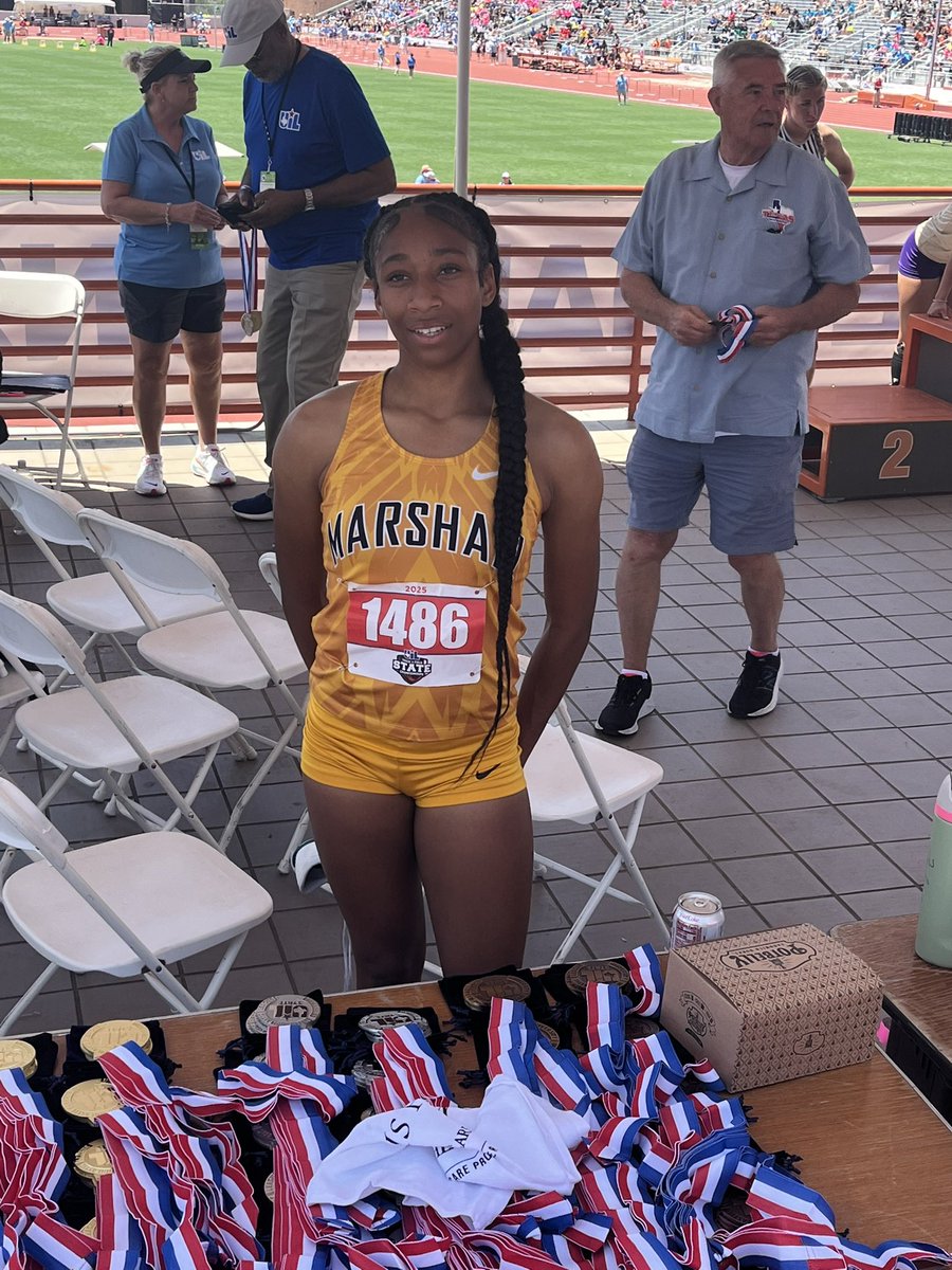 TheWingsTrack's tweet photo. @FBMarshallTrack “Yes you can CORIE!” New School Girls 300m hurdle RECORD! 🌹 Congrats Corie Wilmington!! https://t.co/mOmyLRacBu