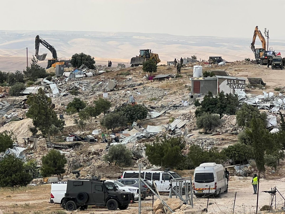 MohammadHureini's tweet image. I used to ride my donkey to visit neighbors in Khallet al-Dabaa. Today, there’s nothing left, 🇮🇱 forces demolished the village. No homes. No neighbors !
Ethnic cleansing and displacement aren’t new. They’ve gone on for decades, while the world stays silent .
#MasaferYatta