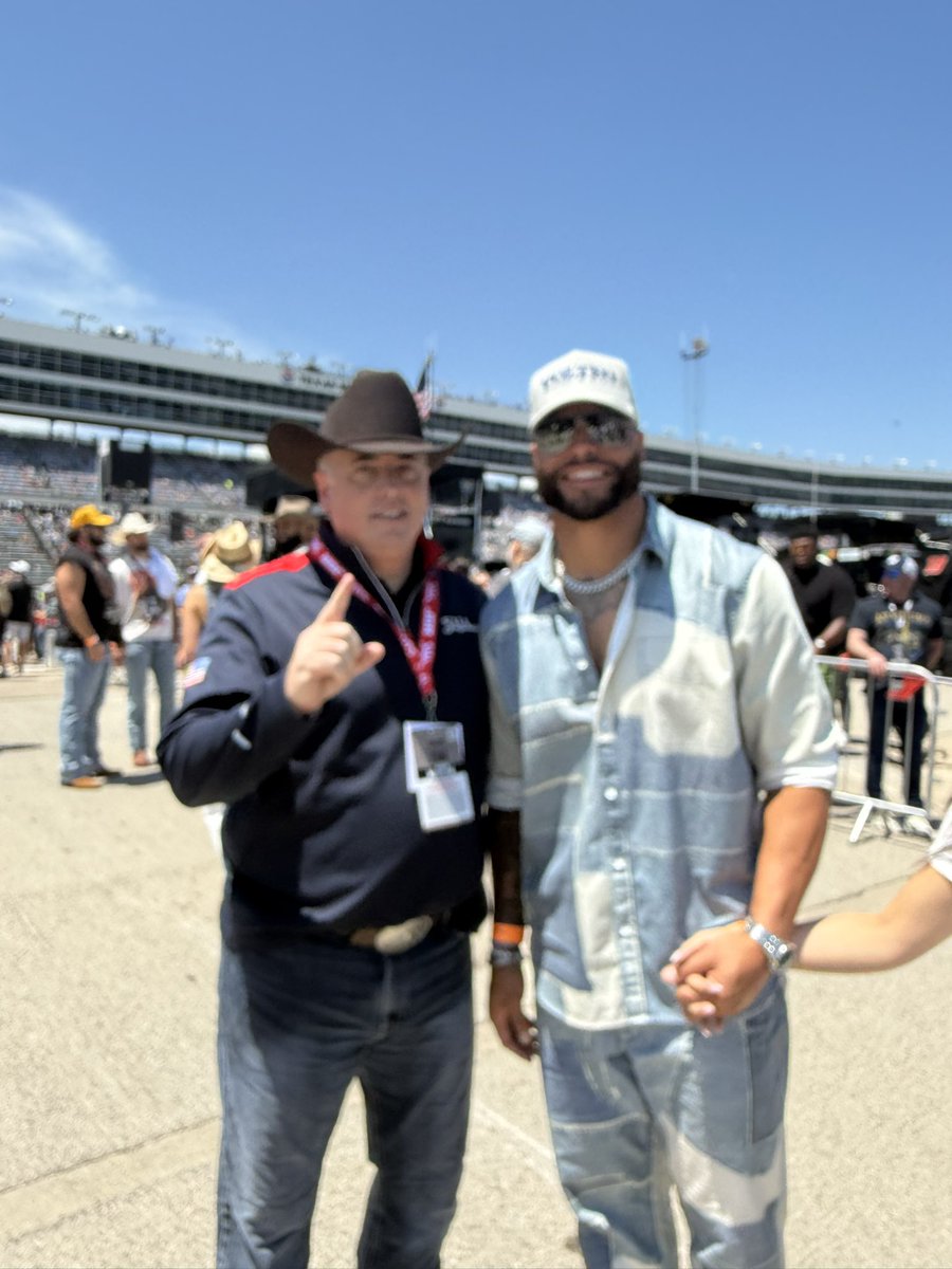 tvollor's tweet photo. Great day at the Texas Motor Speedway!! Awesome Partners and Great Customers! #SaiaStrong #JGR #Hailstate https://t.co/fvHVVFH9ql