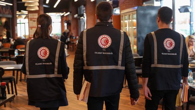 Ticaret Bakanlığı 4 ayda 1,25 milyar lira ceza uyguladı

Ticaret Bakanlığınca bu yılın ocak-nisan döneminde 198 bin 357 firma, 11 milyon 697 bin 546 ürünü denetlendi ve 1 milyar 25 milyon 599 bin 375 lira ceza verildi.
<a href="/trthaber/">TRT HABER</a>