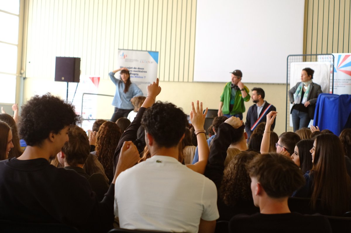 📚🎒« Le nucléaire est-il vraiment une énergie durable face au changement climatique ? » : 200lycéen·nes de la région nourrissent le débat public !

🖊Un consensus s’est dégagé autour de la légitimité de la parole citoyenne.

👉+ d'infos : swll.to/participationl…

#debatbugey