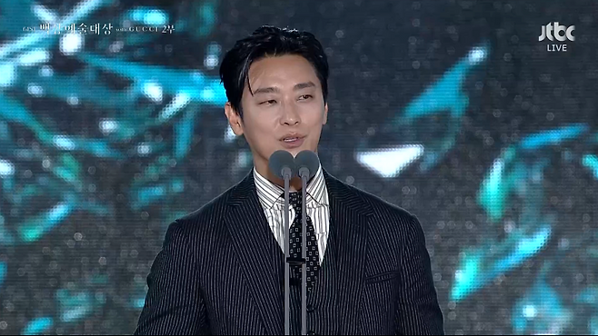 tang__kira's tweet photo. Ju Jihoon (The Trauma Code: Heroes on Call) menang best Actor Award (Drama) di 61st Baeksang Art Award

Ju Jihoon bilang setiap kali dia mengerjakan project baru, dia semakin merasa ga mungkin (ngerjain ini) sendirian. 

Sebagai perwakilan (dari drama ini) saya ingin mengucapkan terimakasih.

Sebagai aktor, saya saat ini sedang syuting project baru, saya akan kembali dengan project dimana kita bisa kembali berkomunikasi (dengan semua).