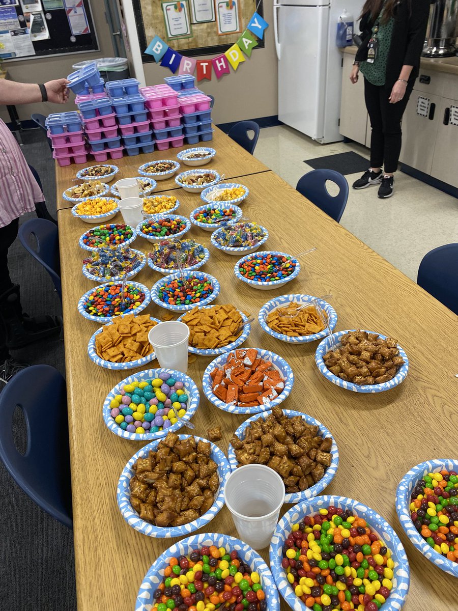 tikaee's tweet photo. Our staff ❤️s their new #snacklebox! #TeacherAppreciationWeek @ClarkCountySch https://t.co/uHmrGyLxmt