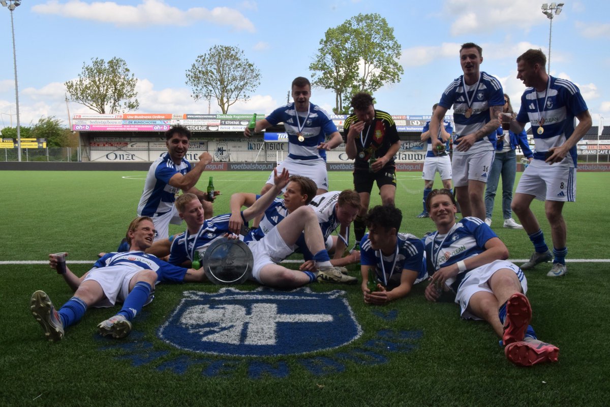 SV_Spakenburg's tweet photo. 𝘾𝘼𝙈𝙋𝙄𝙊𝙉𝙀

Afgelopen zaterdag werd Spakenburg 3 overtuigend kampioen en dat werd uitgebreid gevierd!

Van harte gefeliciteerd nog mannen en geniet terug via deze fantastische foto’s.

💙🥇

#champions #kampioen #spakenburg https://t.co/EX3SnmZw06